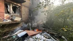 Росіяни обстріляли Шевченкове: пошкоджено багатоповерхівку та швидку допомогу