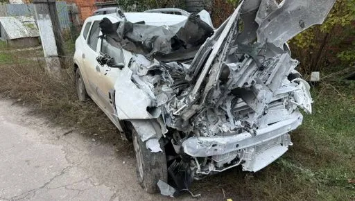 Російський дрон пошкодив Renault Duster на Харківщині