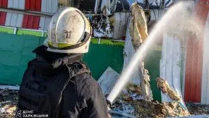В Харкові згорів «Будмен» після удару: рятувальники показали гасіння